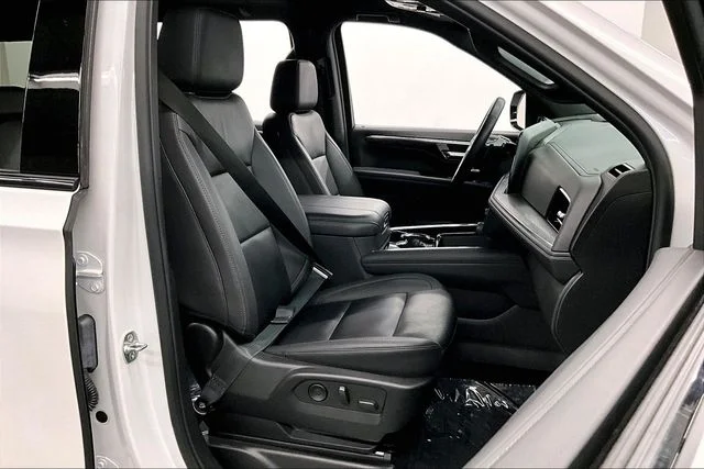 2025 Chevrolet Suburban Z71 - Photo 8