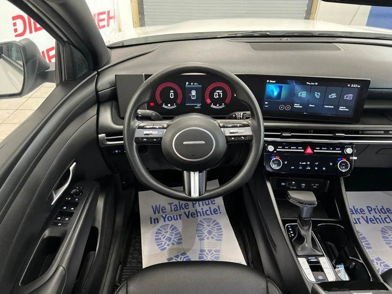 Used 2025 White Hyundai SEL image 30