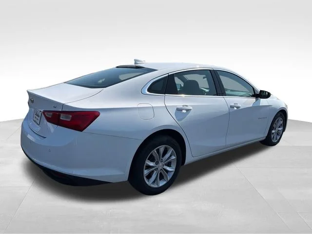 Used 2025 Summit White Chevrolet 1LT image 6