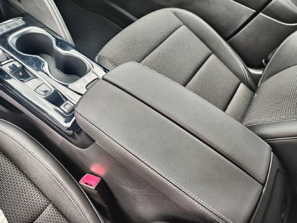 Used 2022 White Buick Preferred image 21