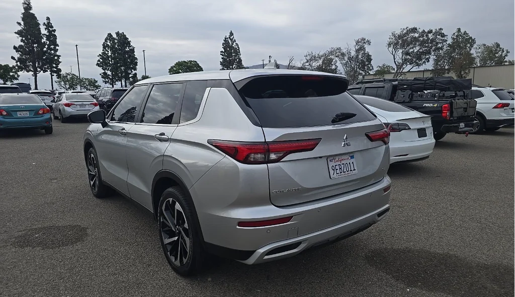 Used 2022 Silver Mitsubishi SE image 5