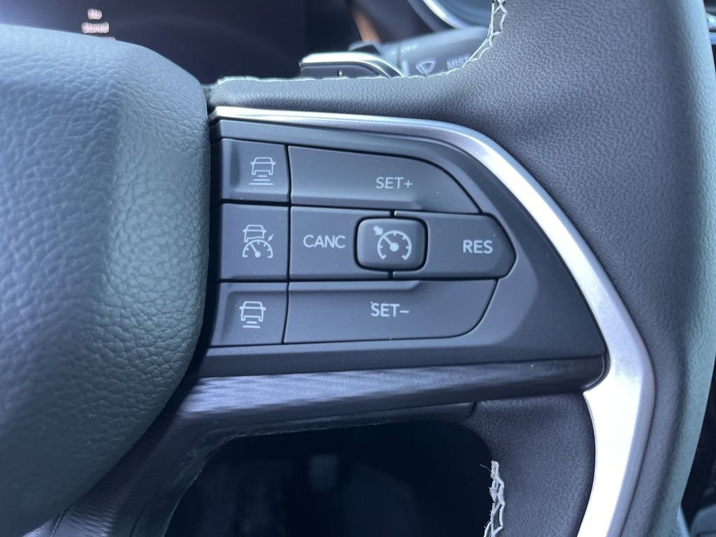 New 2025 Silver Zynith Exterior Paint Jeep Altitude X image 32