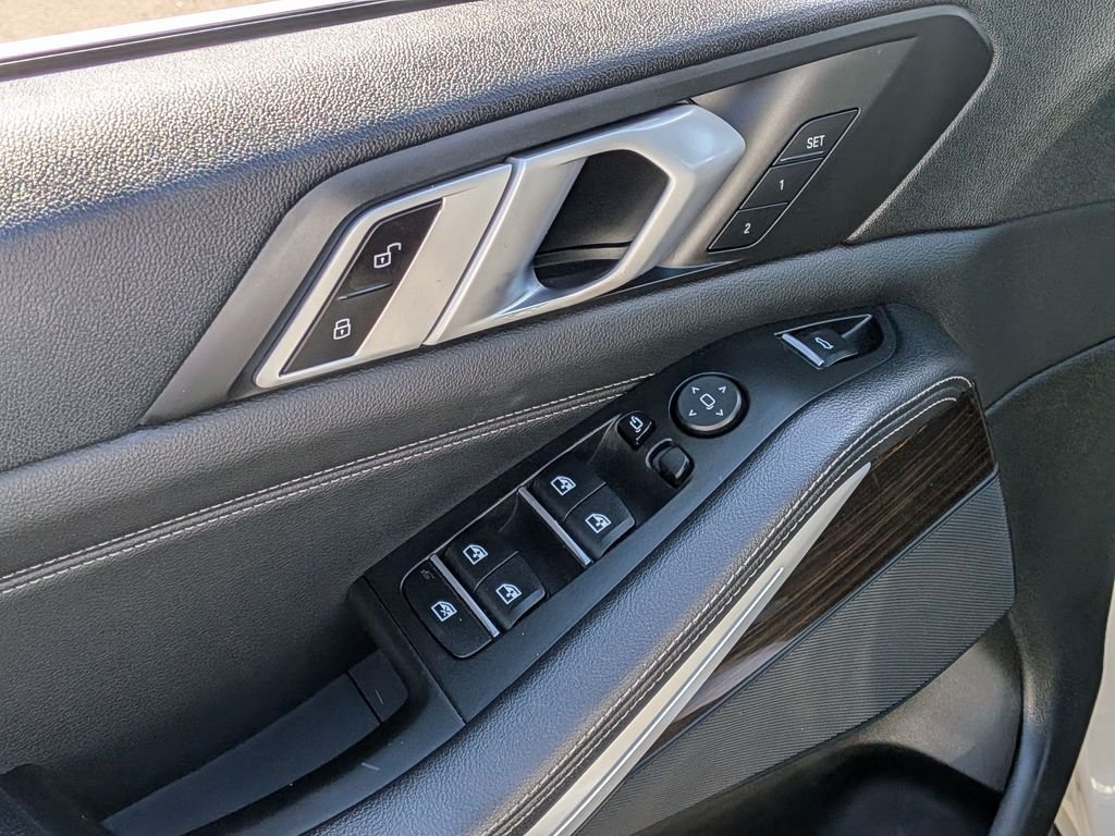 Used 2019 White BMW xDrive40i image 15