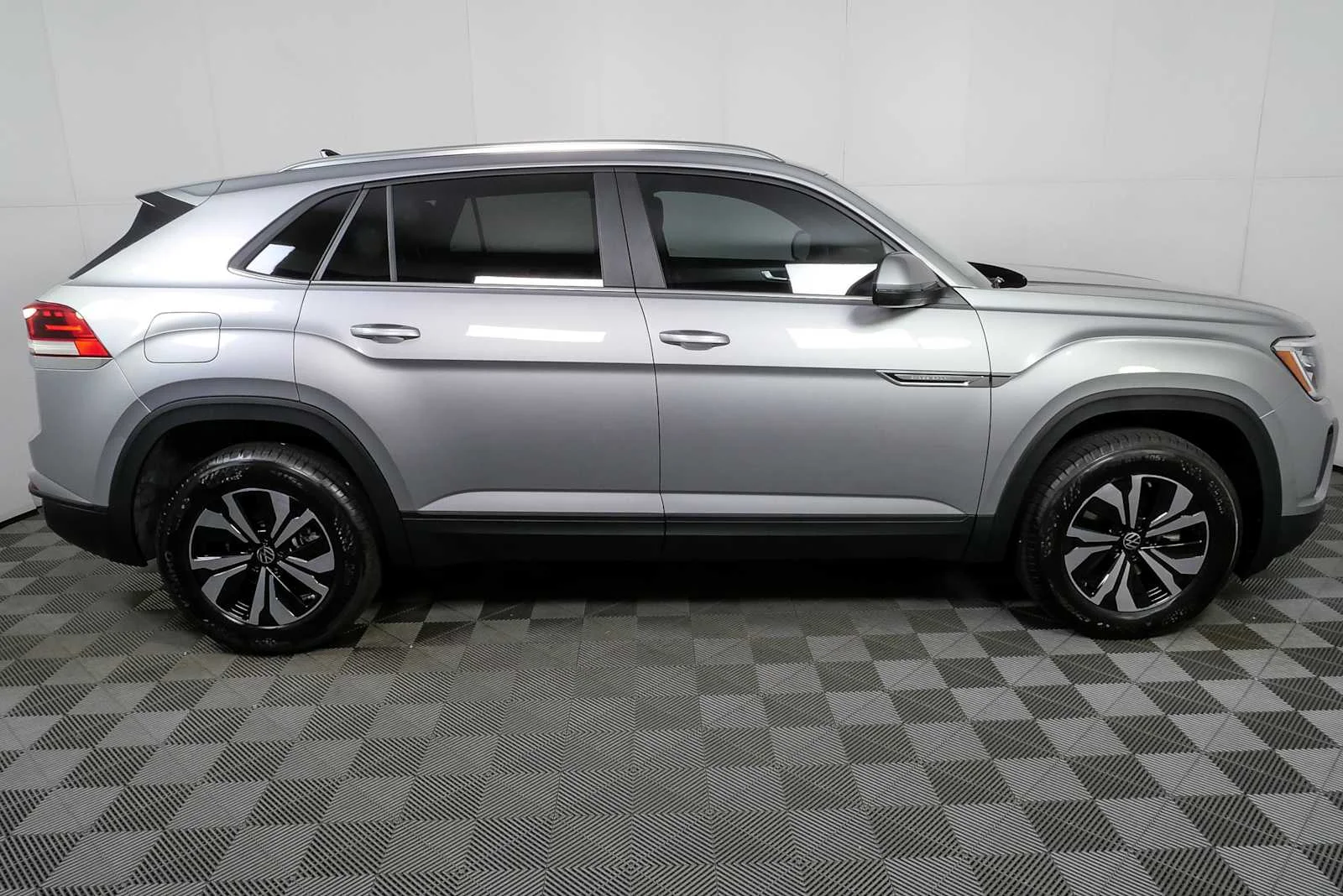 New 2026 Silver Mist Metallic Volkswagen 2.0T SE image 2