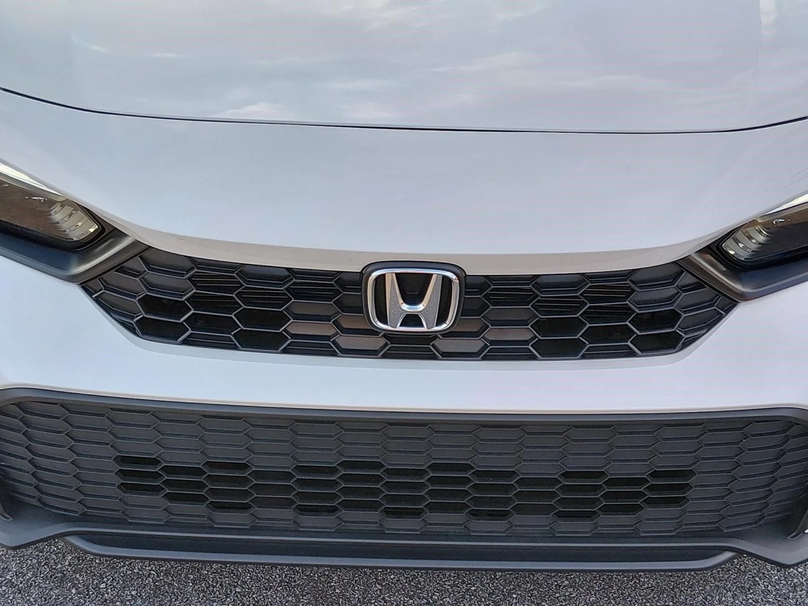Used 2026 Platinum White Pearl Honda Sport image 9
