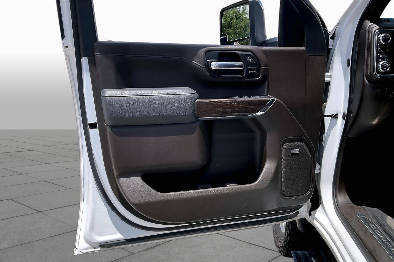 Used 2022 White Frost Tricoat GMC Denali image 21
