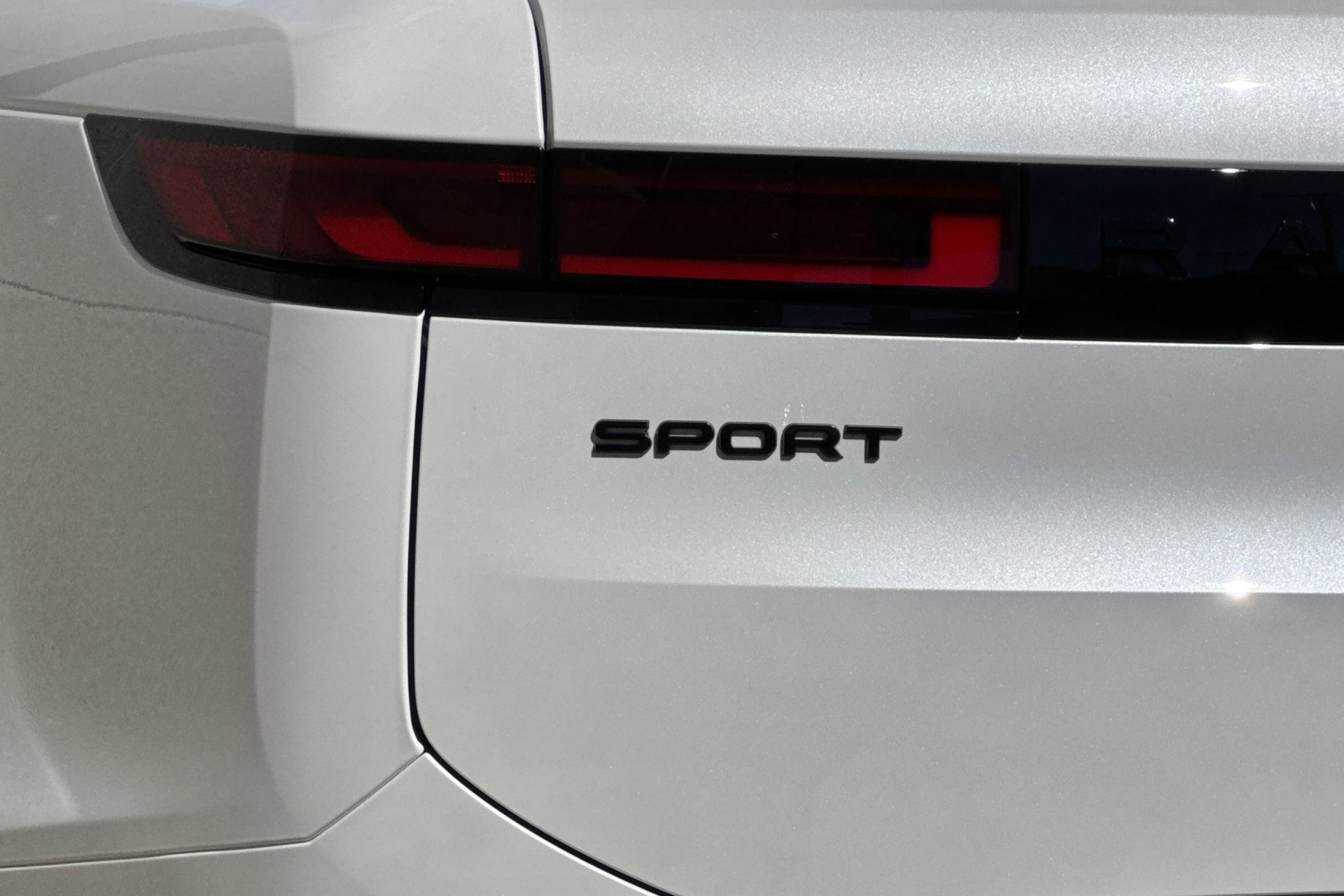 New 2026 Ostuni Pearl White Land Rover Dynamic SE image 12