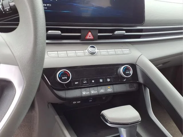Used 2024  Hyundai SEL image 6