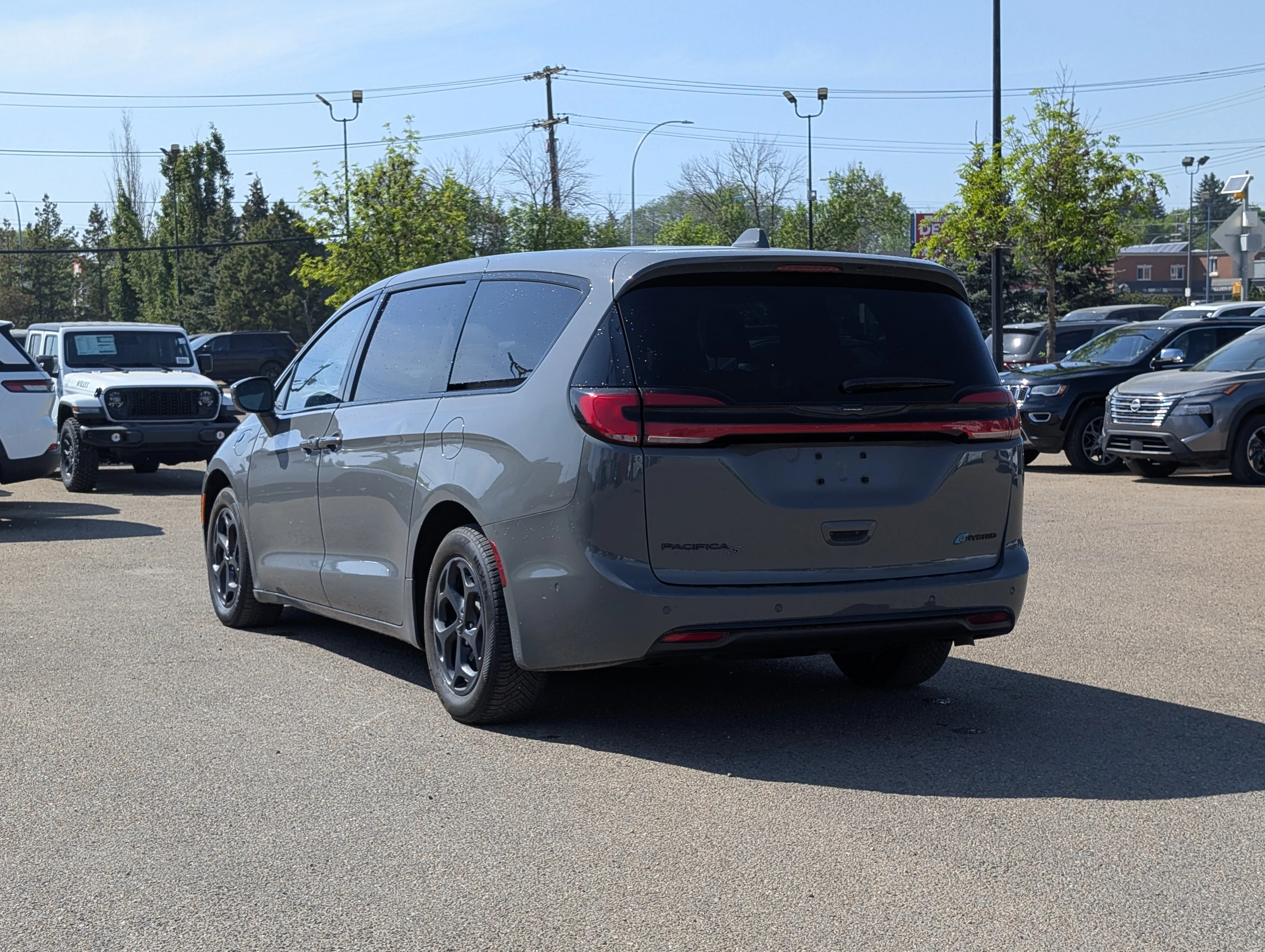 Used 2022 Ceramic Grey Chrysler Limited image 4