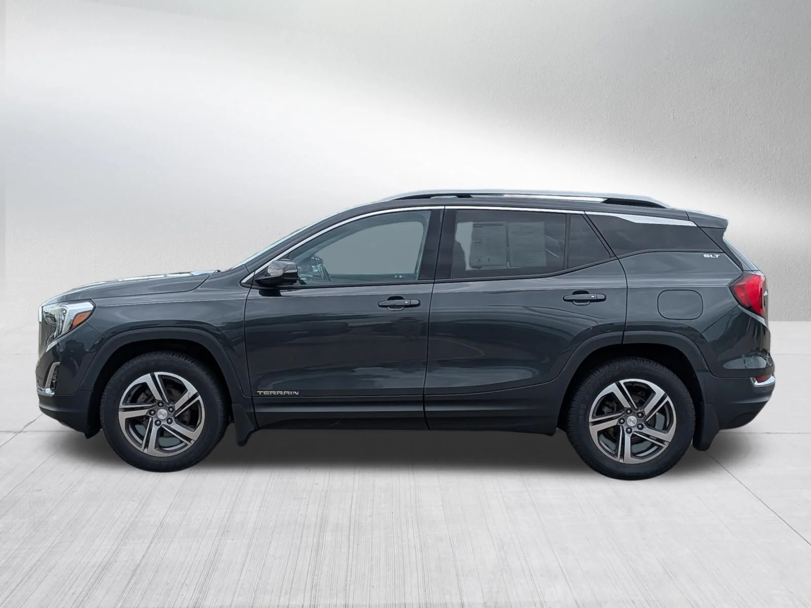 Used 2018 Graphite Gray Metallic GMC SLT image 4