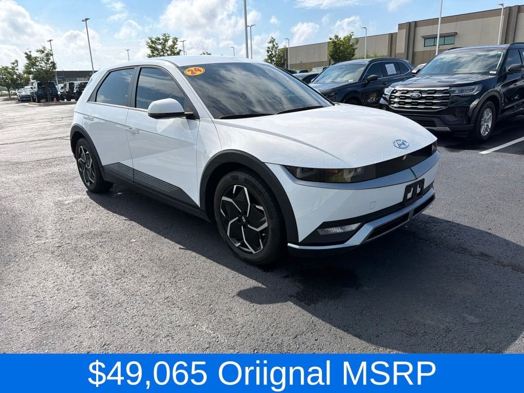 Used 2024 White Hyundai SEL image 1