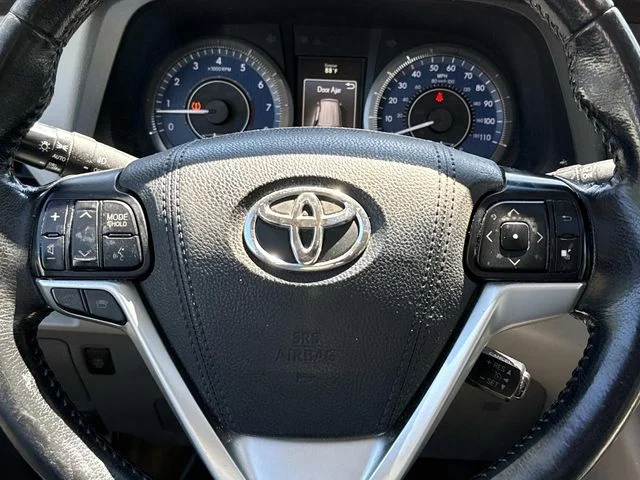 Used 2015 Gray Toyota XLE image 17