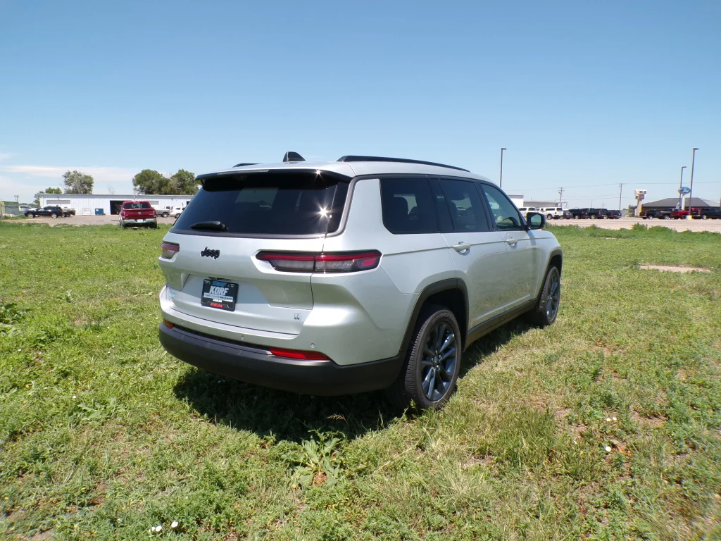 New 2026 Silver Zynith Exterior Paint Jeep 85th Anniversary Edition image 4