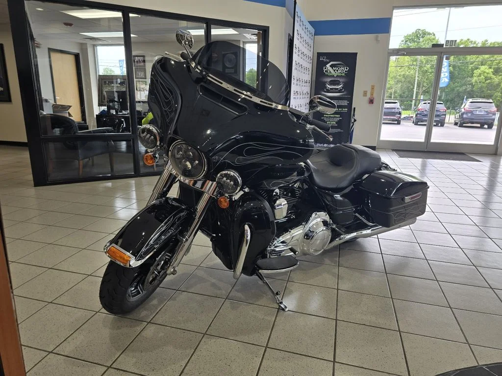 Used 2016 Crystal Black Pearl Harley-Davidson  image 1