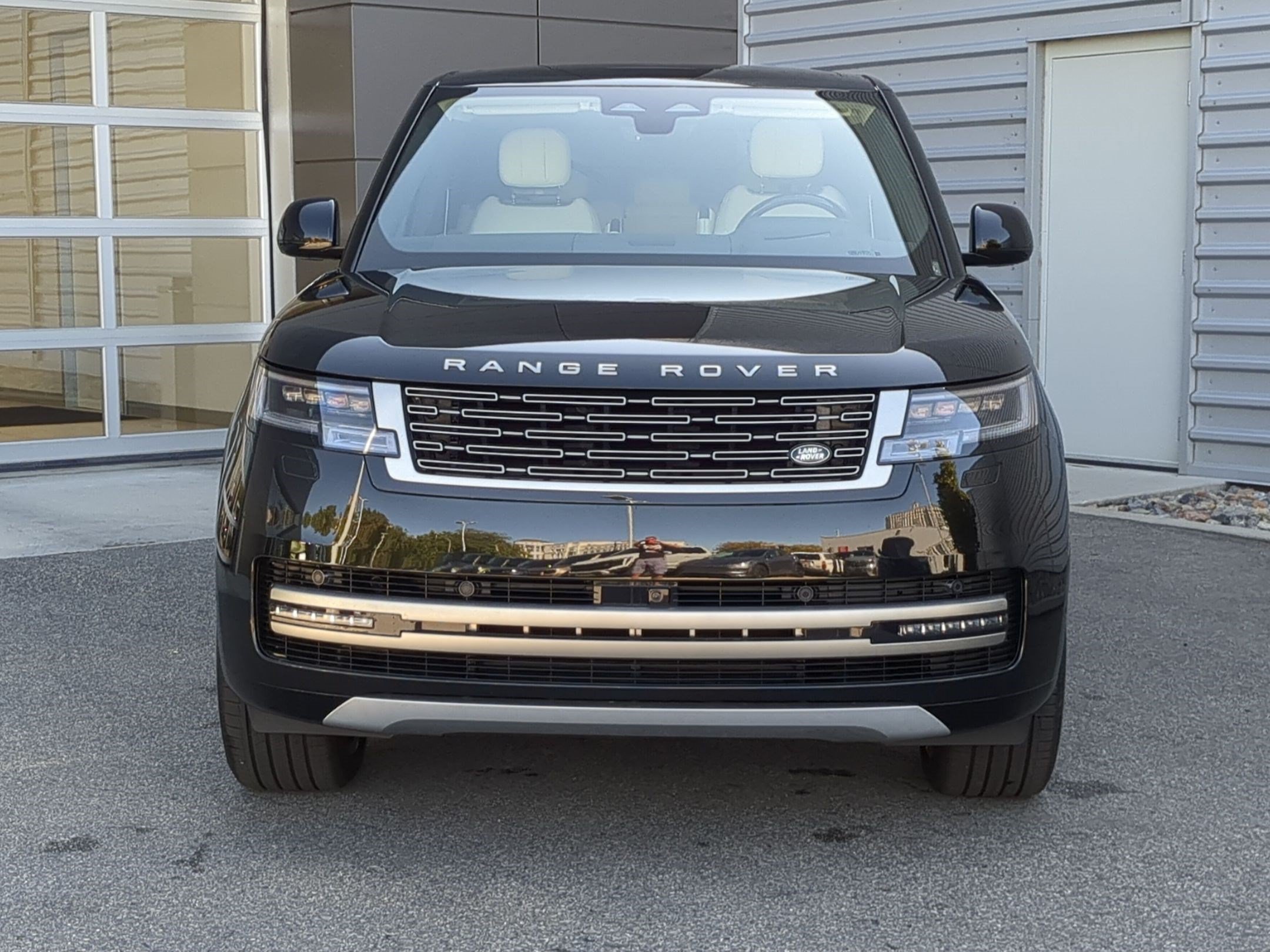 New 2026 Santorini Black Land Rover P530 SE LWB 7 Seat image 2