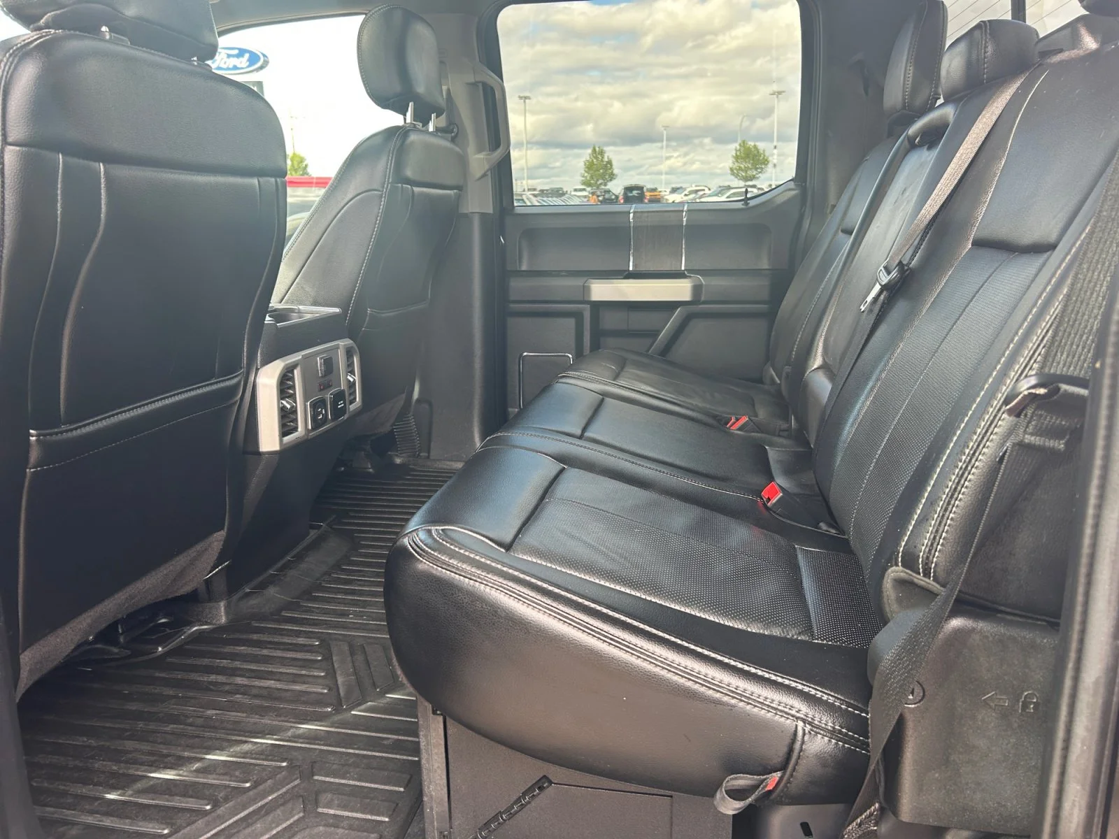 Used 2020 BLACK Ford LARIAT Dually Low Kms image 19