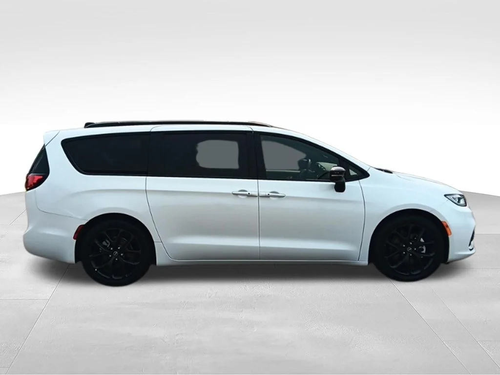 Used 2025 Bright White Clearcoat Chrysler Limited image 8