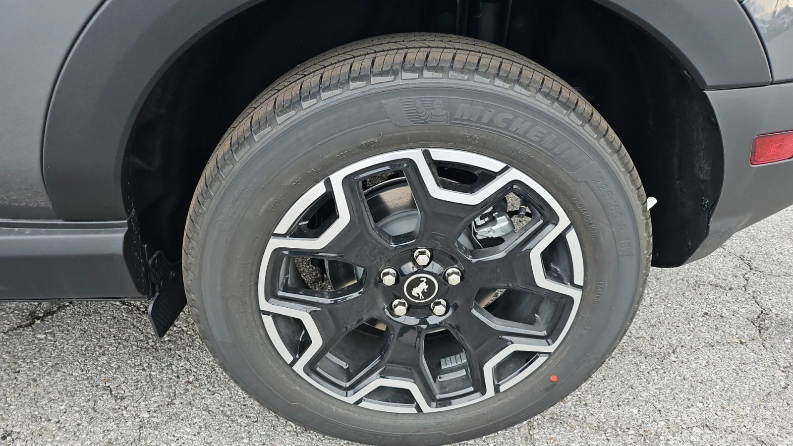 New 2025 Carbonized Gray Metallic Ford Outer Banks 4x4 image 5