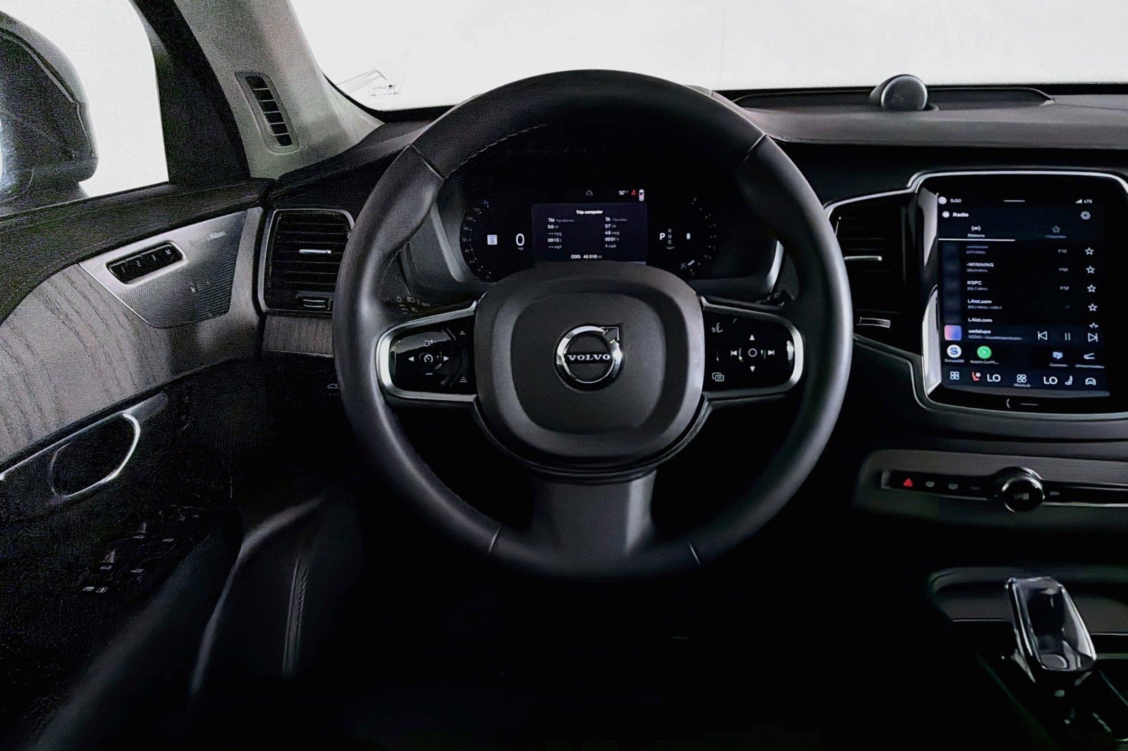 Used 2024 Onyx Black Metallic Volvo Ultimate Bright Theme image 5
