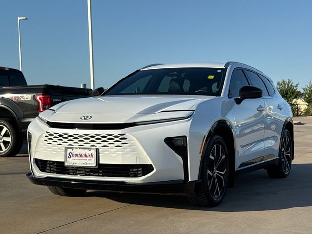Used 2025 White Toyota XLE image 3