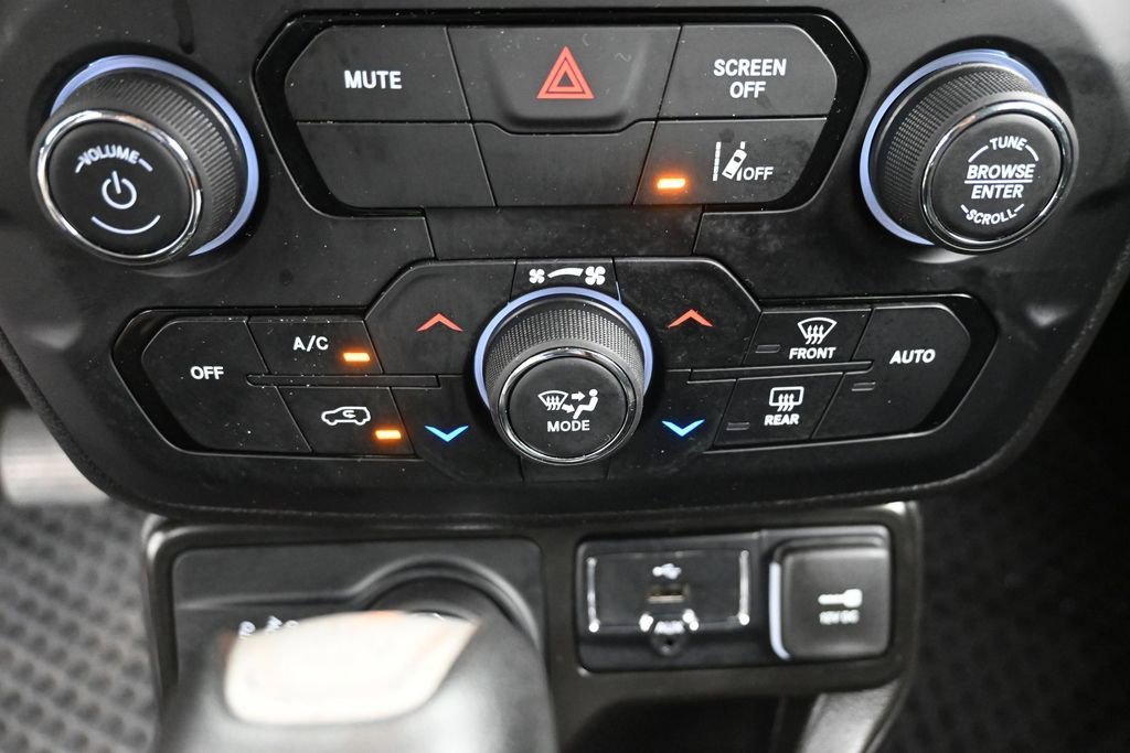 Used 2023 Red Jeep Latitude image 19