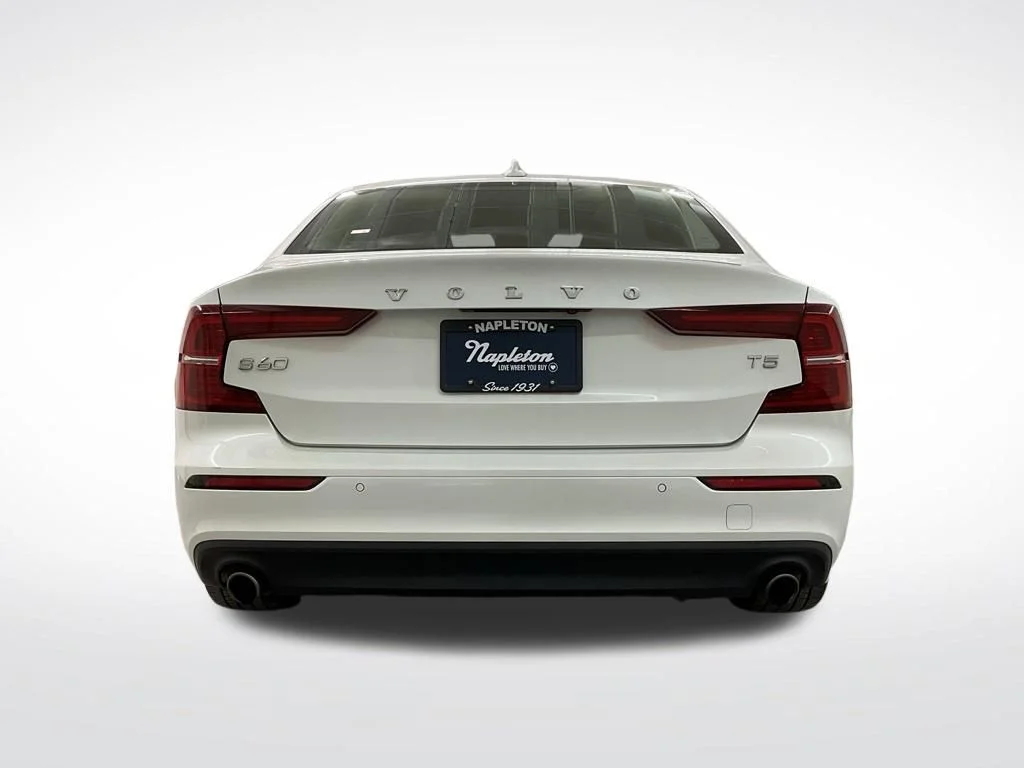 Used 2020 Crystal White Pearl Volvo T5 Momentum image 22