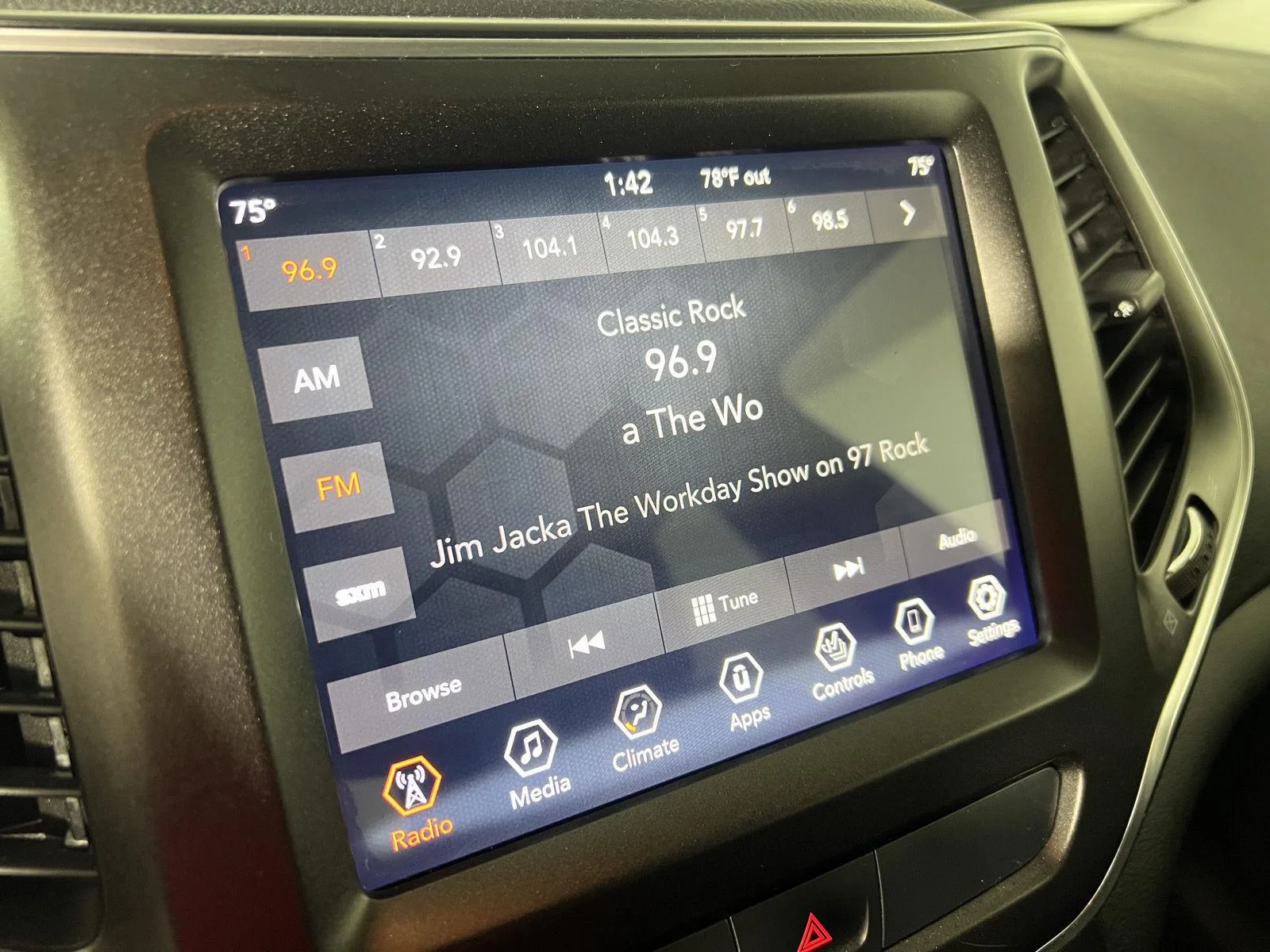 Used 2019 Pearl White Jeep Trailhawk Elite image 19