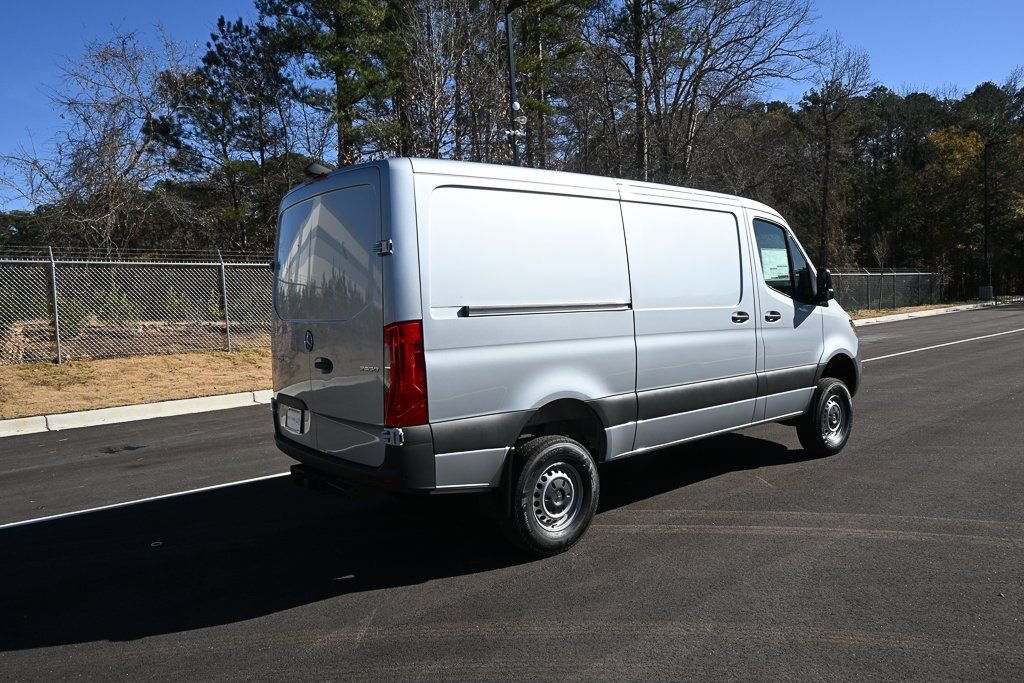 Used 2026 High-tech silver metallic Mercedes-Benz Cargo 144 WB image 24
