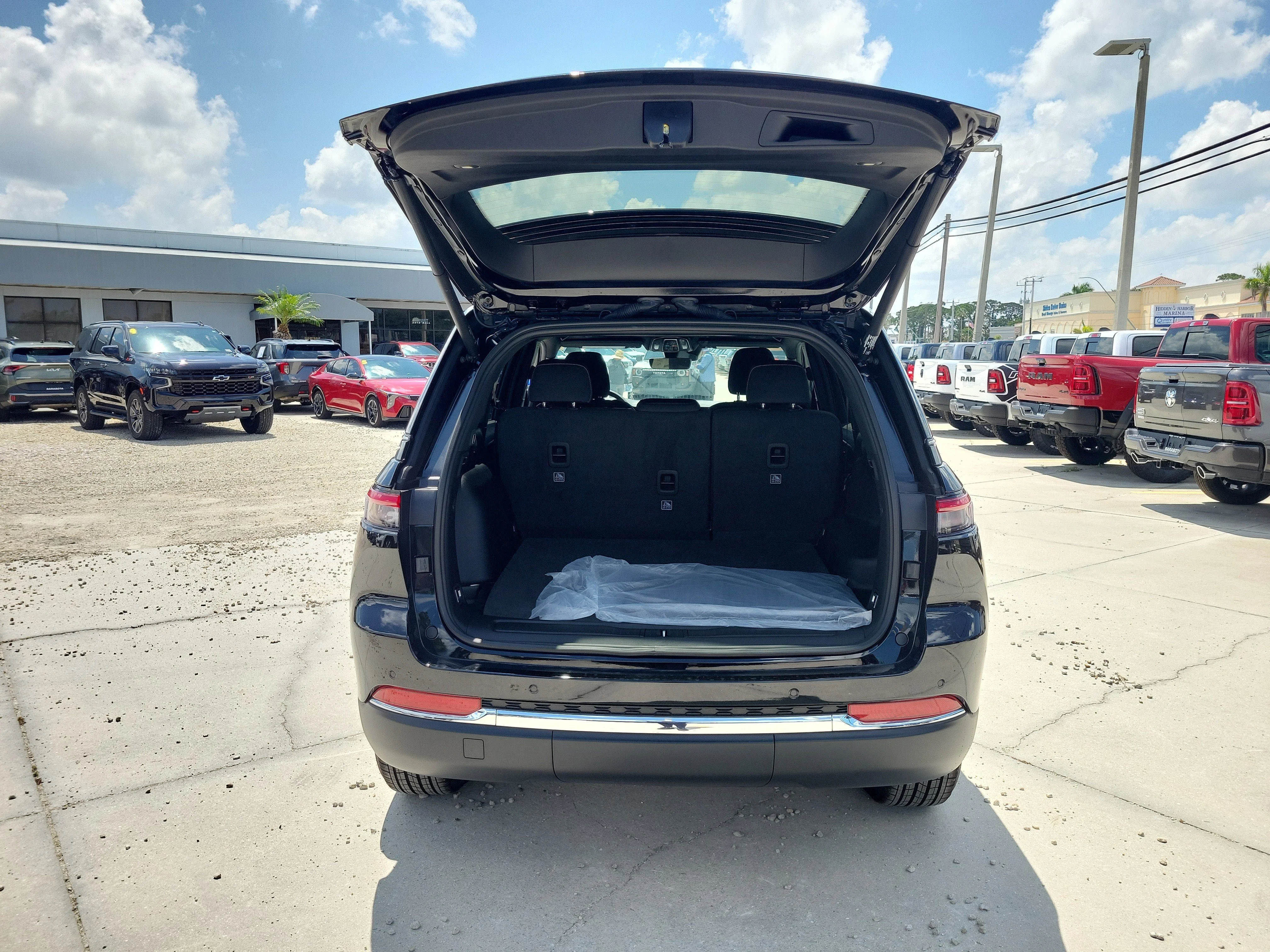 New 2026 Diamond Black Crystal Pearlcoat Jeep Laredo X image 8