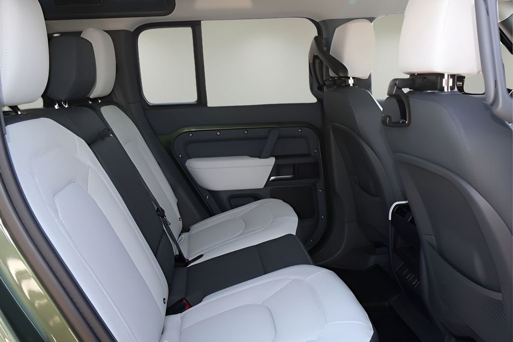 New 2026 Woolstone Green Land Rover X-Dynamic SE image 18