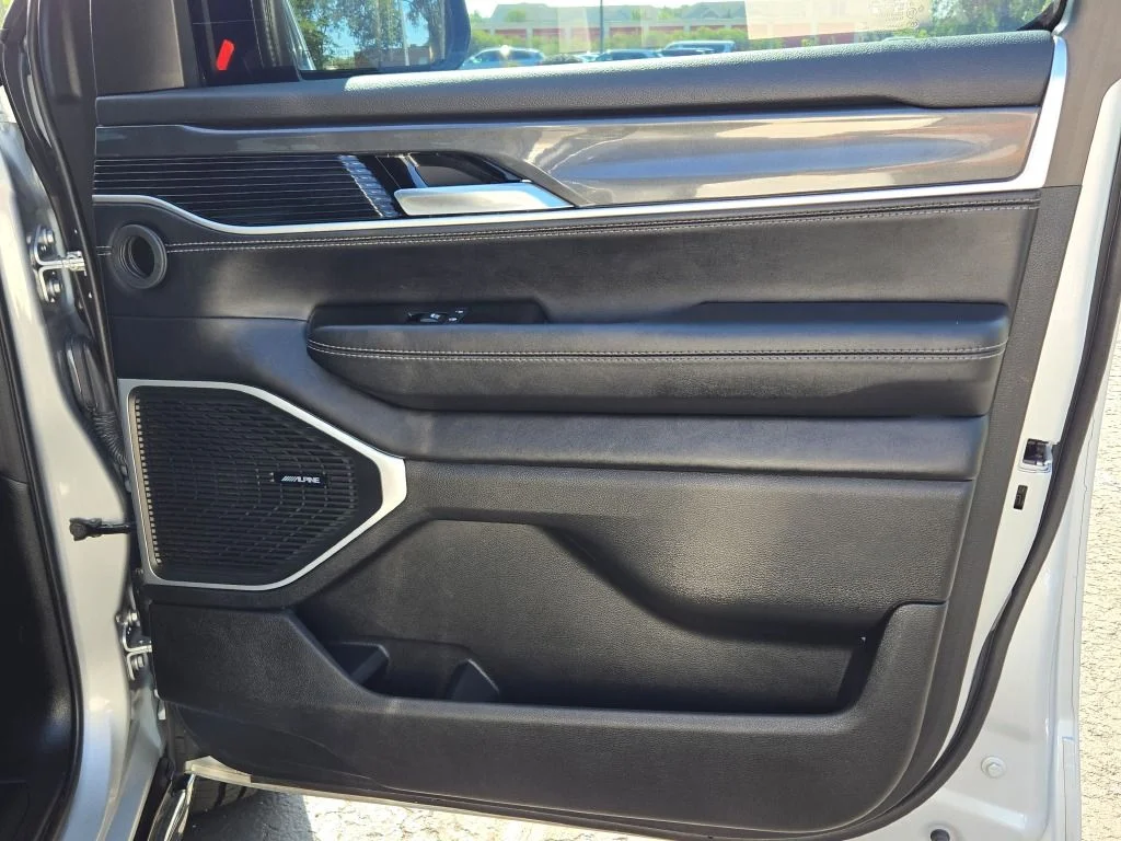 Used 2023 Silver Jeep Base image 6