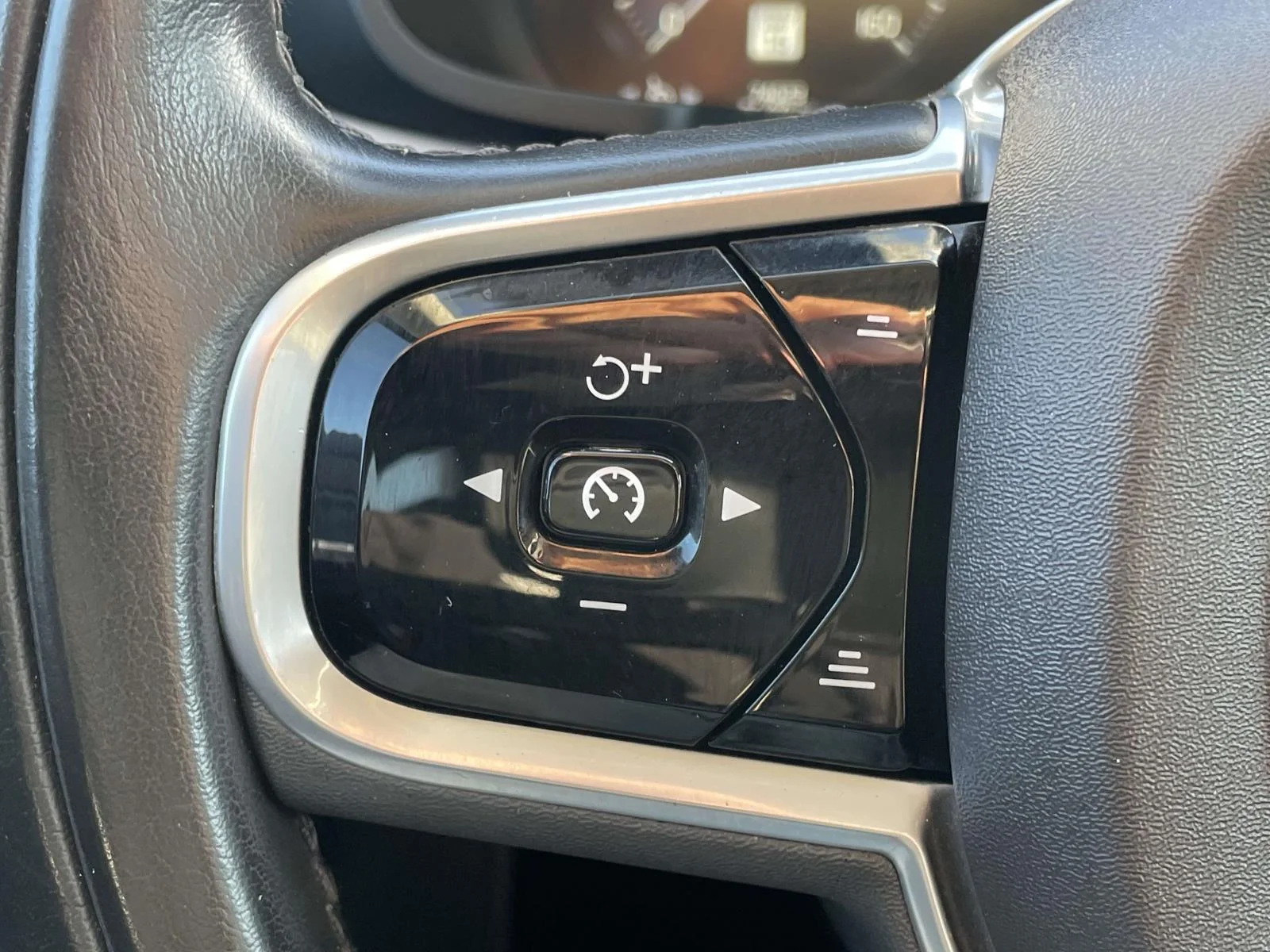 Used 2020 Black Stone Volvo Momentum image 10