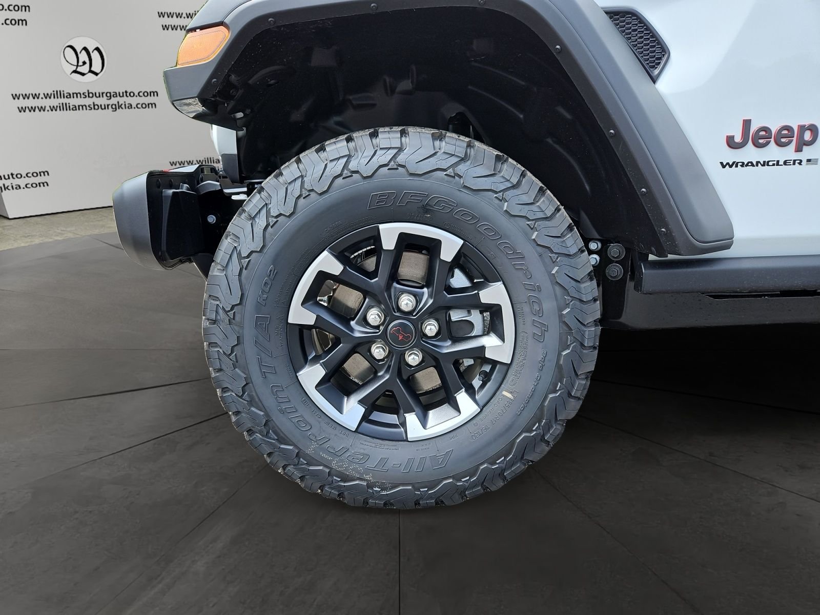 New 2026 Bright White Clear-Coat Exterior Paint Jeep Rubicon image 14