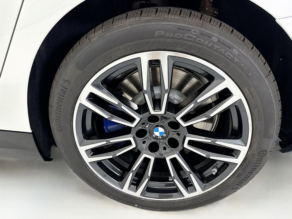 New 2027 White Metallic BMW 550e xDrive image 30