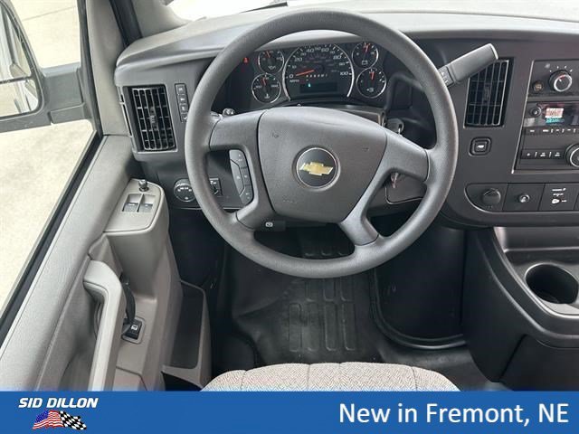 New 2025 Summit White Chevrolet 1WT image 3