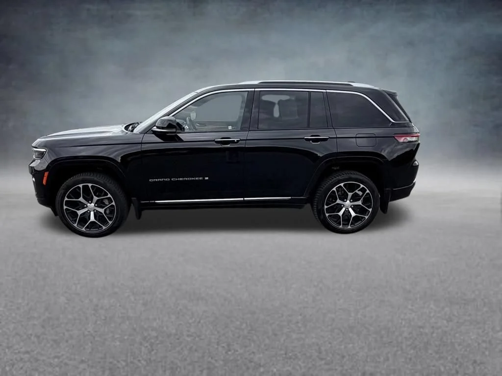 Used 2023 Diamond Black Cry Jeep Summit Reserve image 2