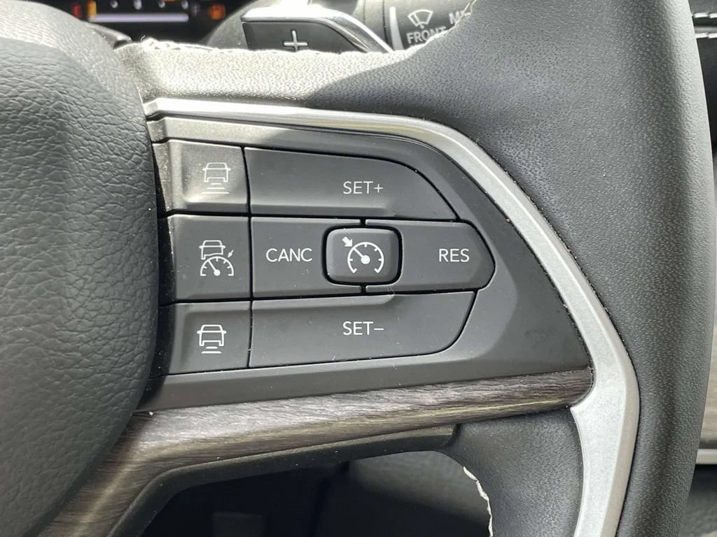 Used 2023 Silver Jeep Limited 4x4 image 36
