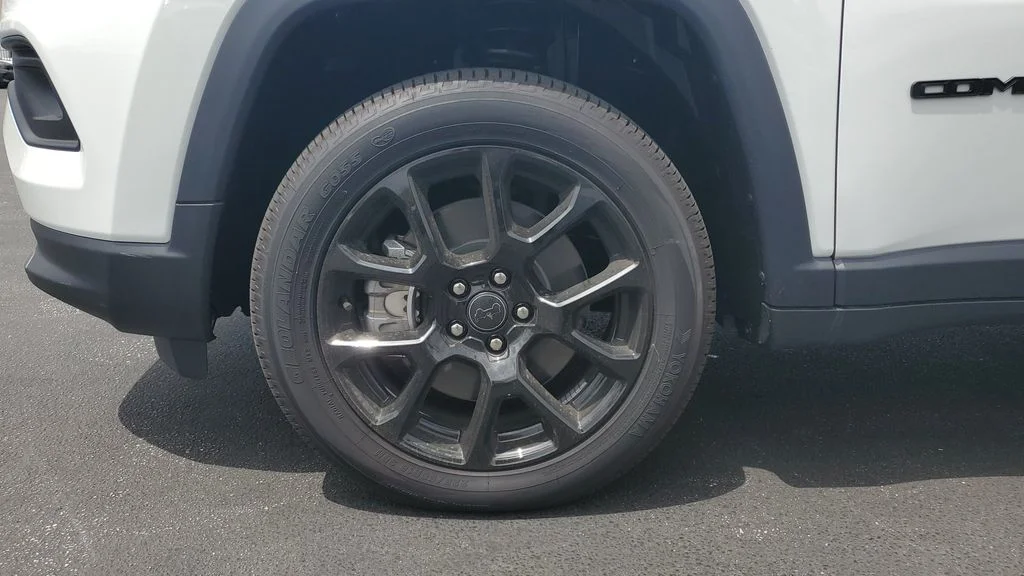 Used 2026 White Jeep Latitude image 7