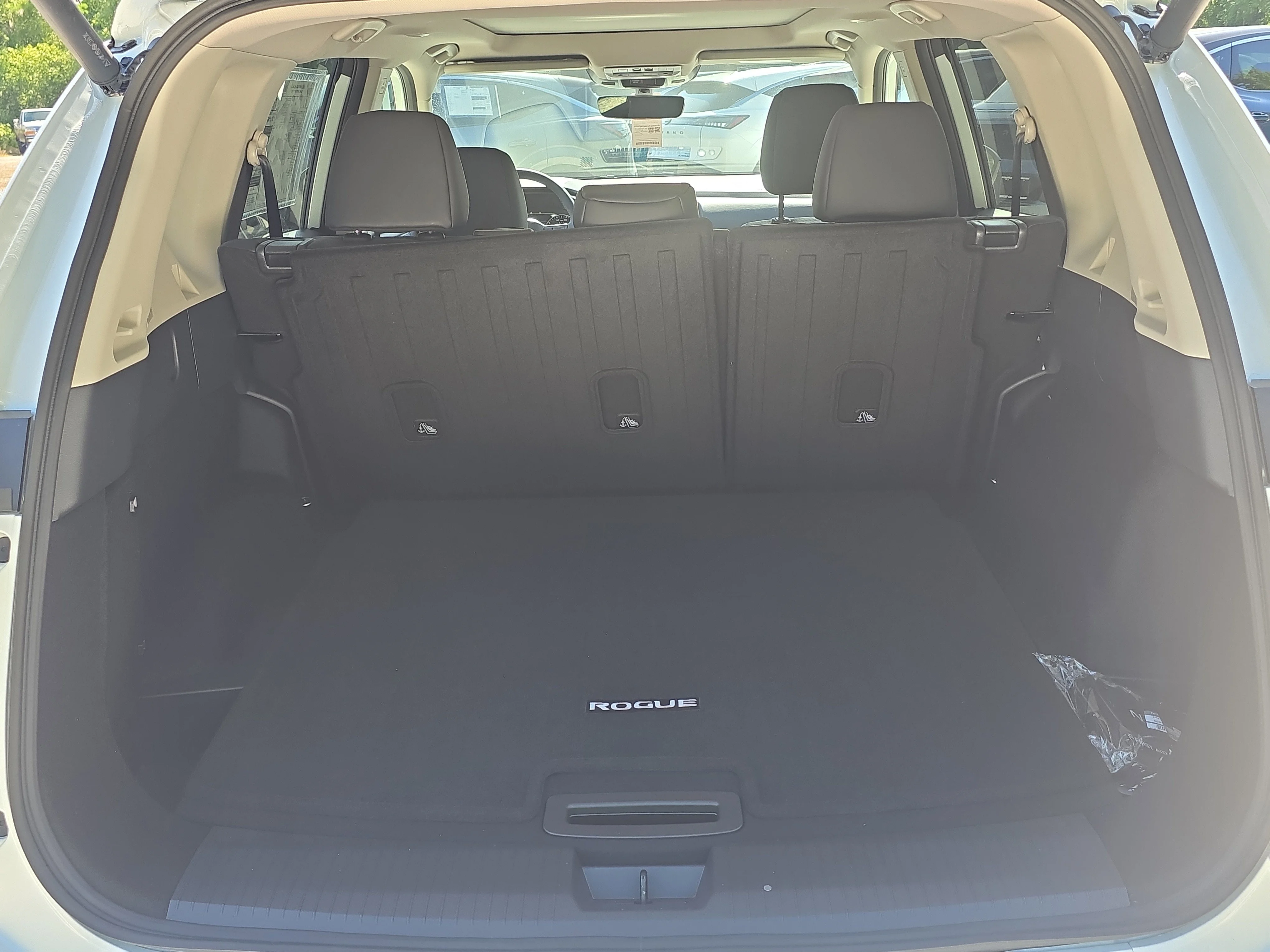 New 2026 Everest White Pearl TriCoat Nissan Dark Armor™ image 10