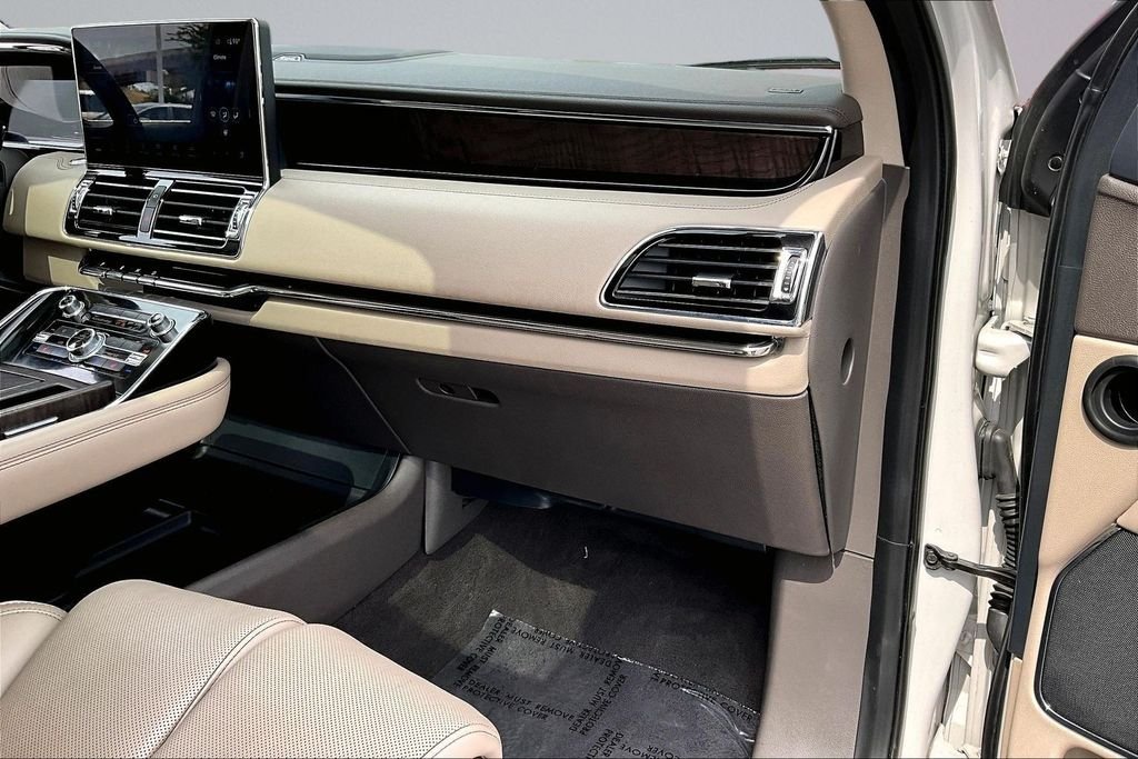 Used 2022 White Lincoln Reserve image 13