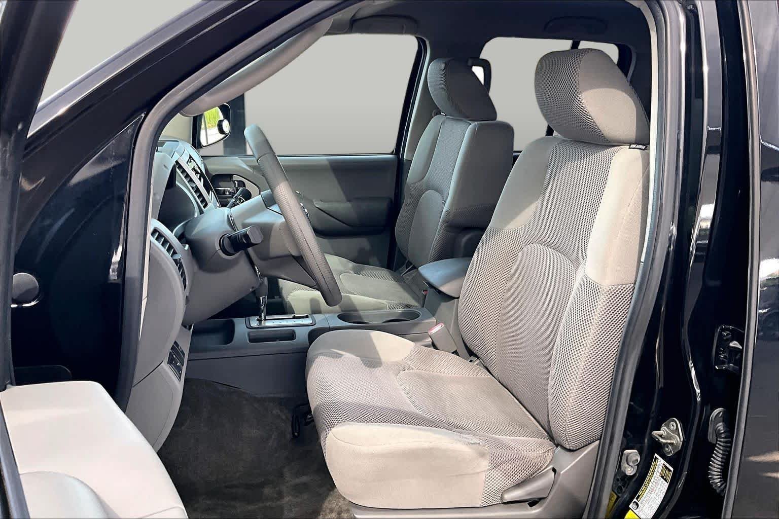 Used 2010 Super Black Nissan SE image 7