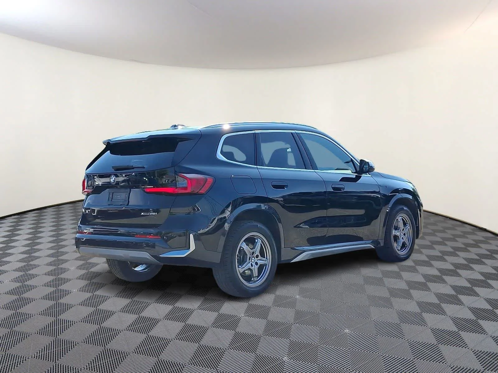 Used 2023 Jet Black BMW xDrive28i image 5