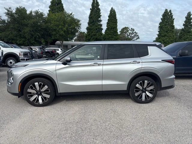 Used 2025  Mitsubishi SE image 8