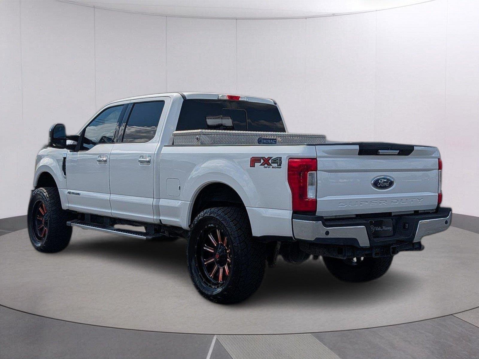 Used 2017 White Platinum Metallic Tri-Coat Ford Lariat image 3