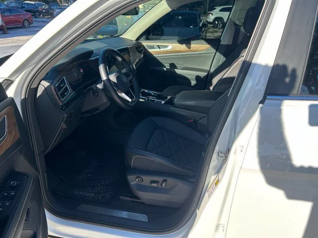Used 2024 Pure White Volkswagen 2.0T SE w/Technology image 5