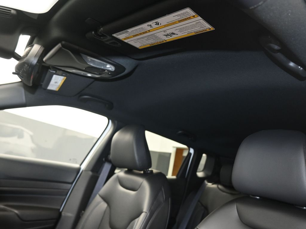 New 2026 Bright White Clearcoat Jeep Latitude image 2