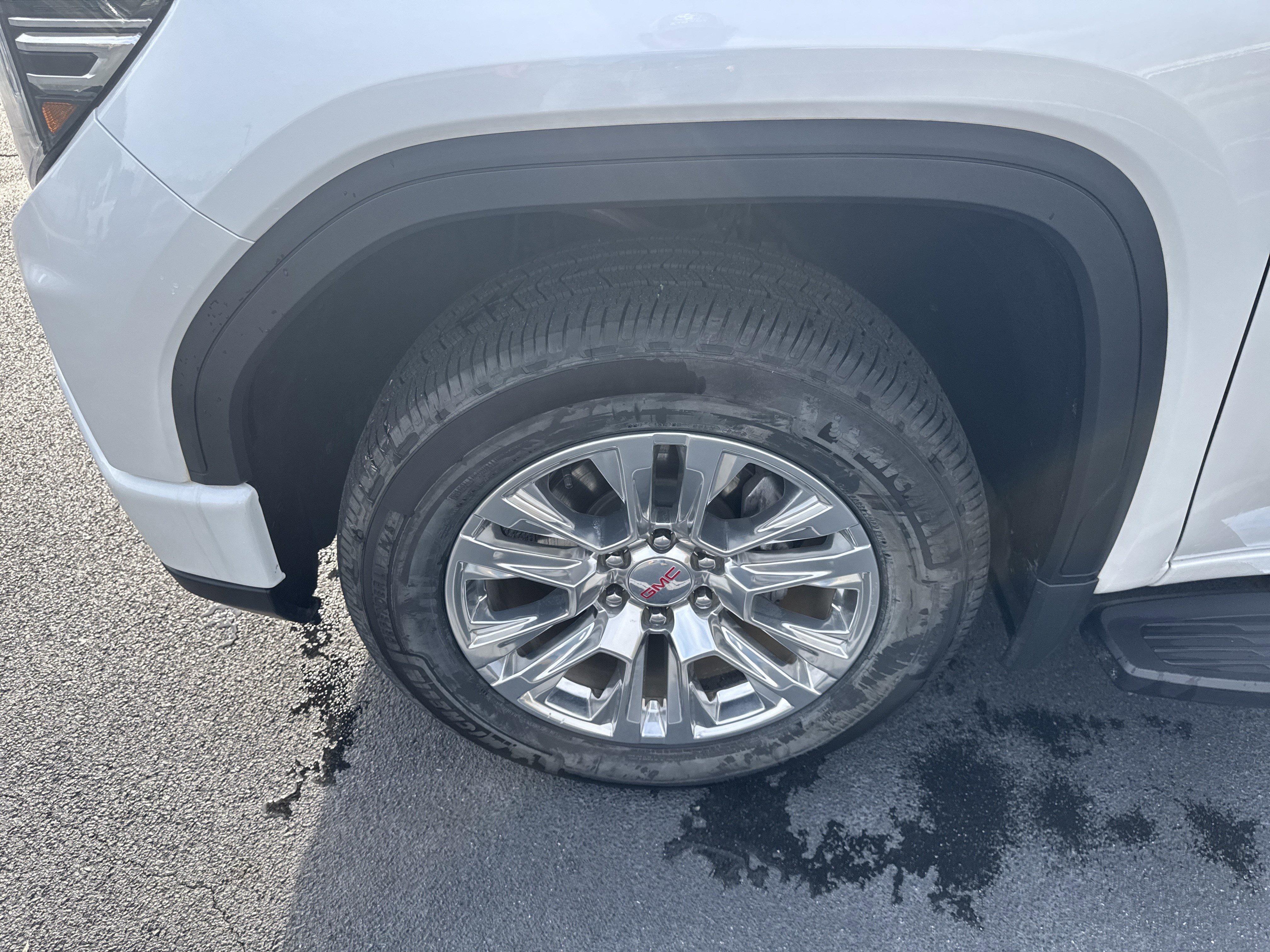 Used 2025 White Frost Tricoat GMC Denali image 9