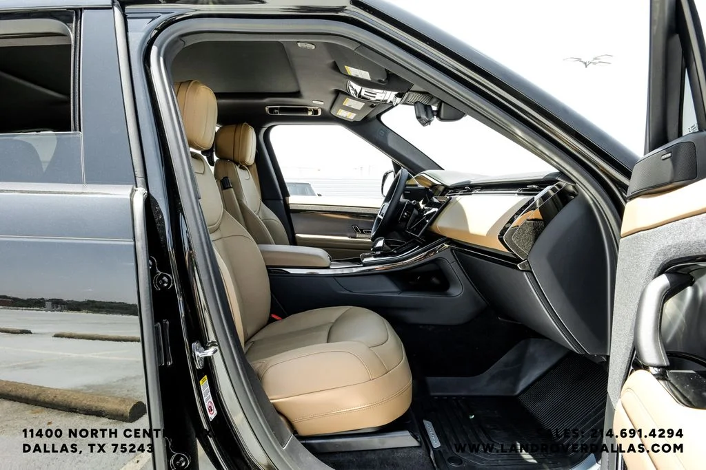 New 2026 Santorini Black Metallic Land Rover SE image 32