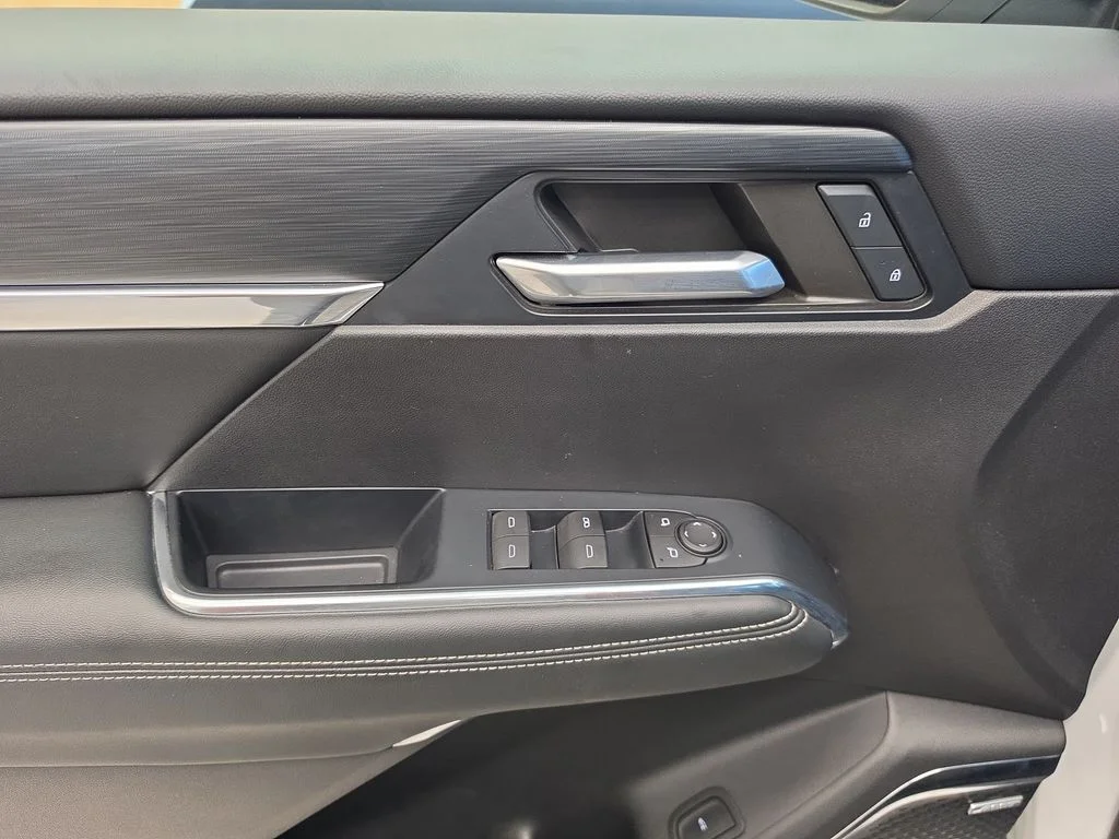 Used 2024 White GMC Elevation image 17