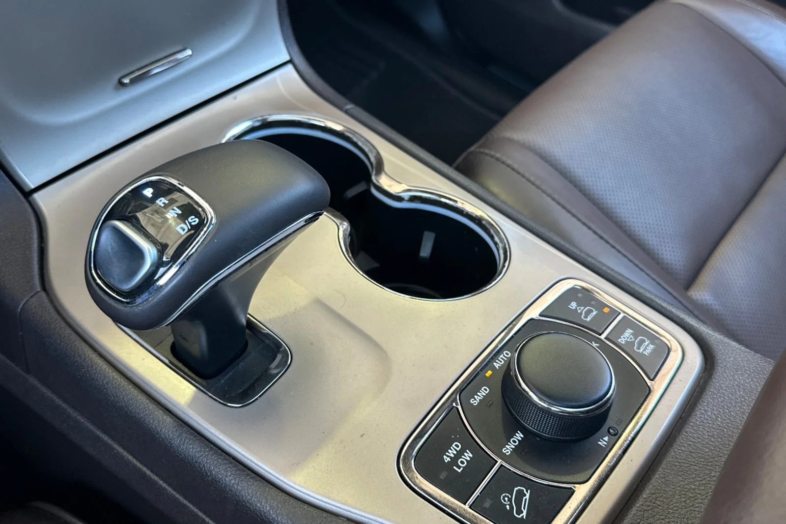 Used 2014 Bright White Clearcoat Jeep Summit image 22